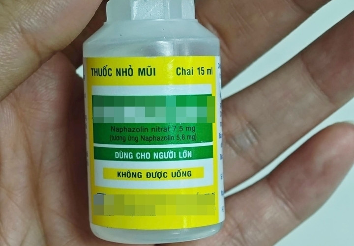 Lọ thuốc nhỏ mũi trẻ uống nhầm. (Ảnh: GĐCC)