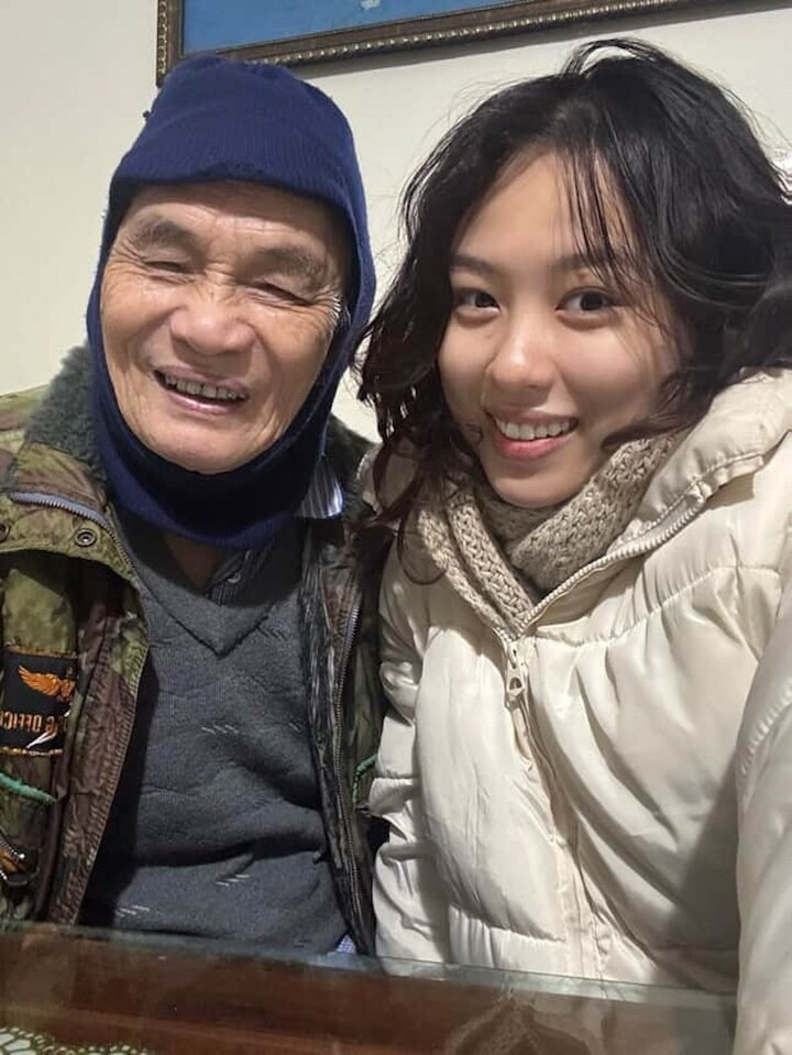 Hai ông cháu chụp ảnh cùng nhau. (Ảnh: NVCC)