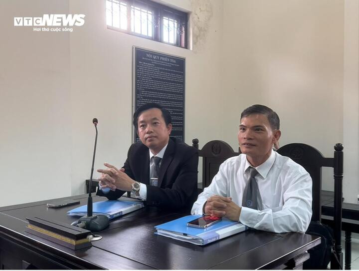 Luật sư bào chữa tại phiên toà.