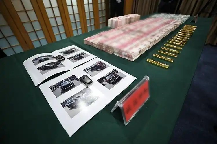 Kiểm tra nhà người phụ nữ 57 tuổi, phát hiện hơn 35 tỷ đồng tiền mặt và 16 kg vàng- Ảnh 1.