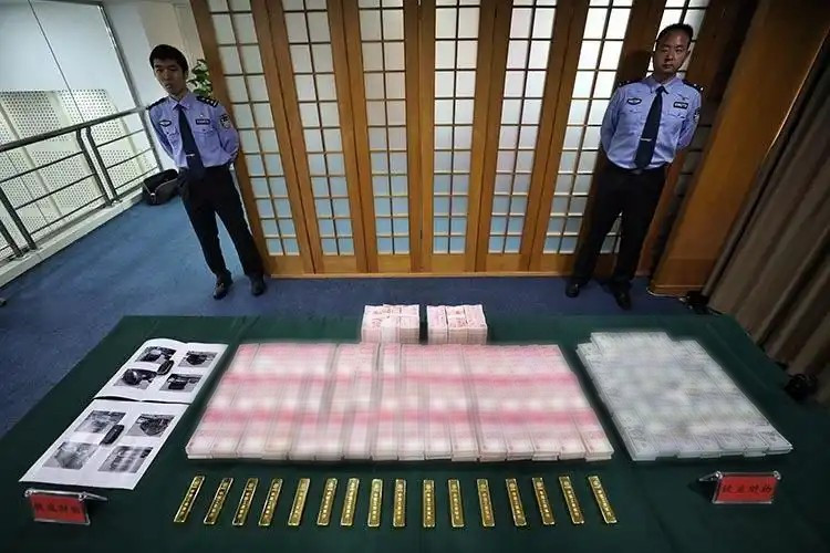 Kiểm tra nhà người phụ nữ 57 tuổi, phát hiện hơn 35 tỷ đồng tiền mặt và 16 kg vàng- Ảnh 2.