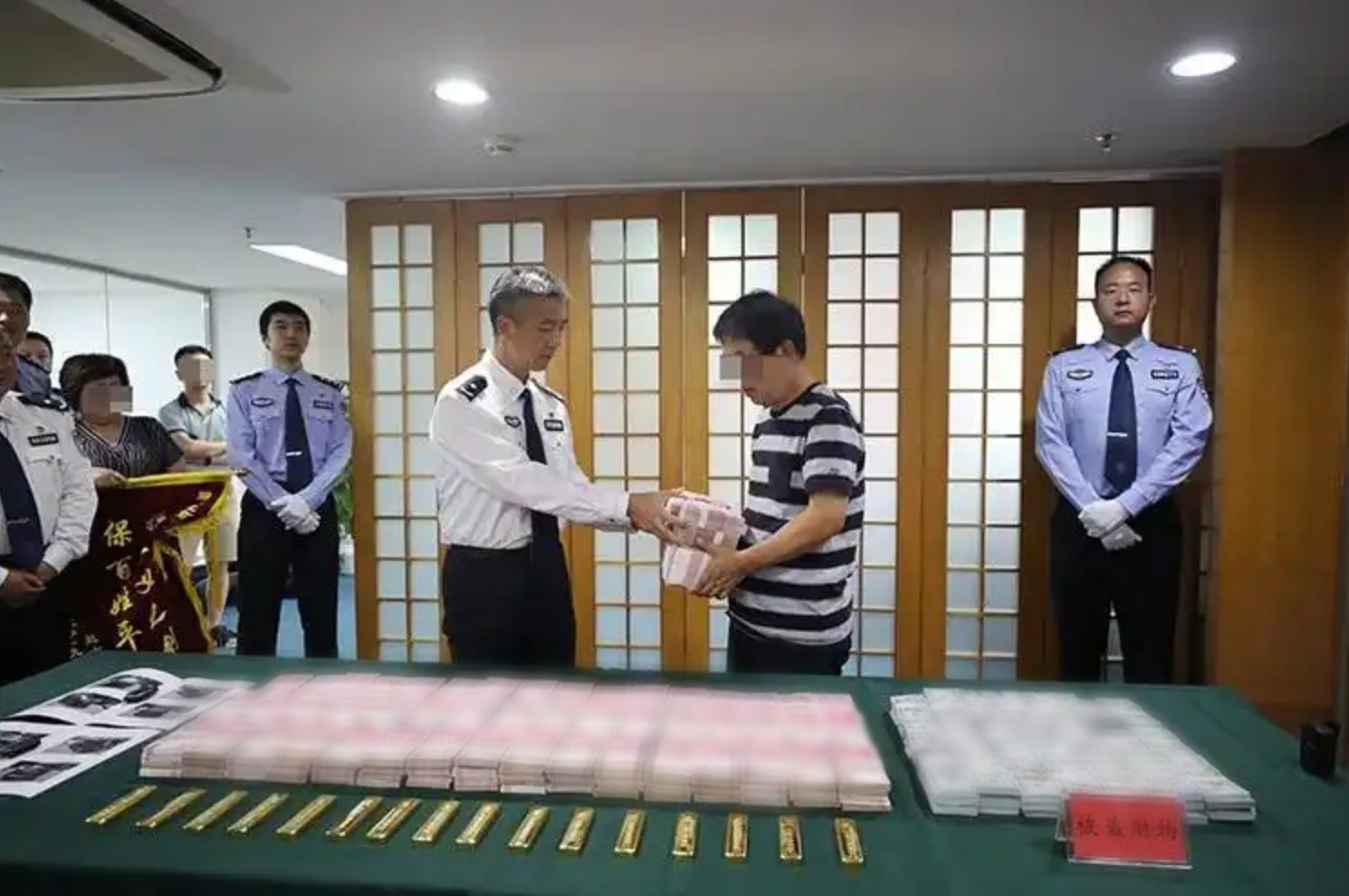 Kiểm tra nhà người phụ nữ 57 tuổi, phát hiện hơn 35 tỷ đồng tiền mặt và 16 kg vàng- Ảnh 3.