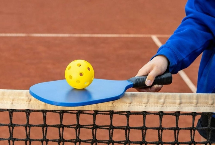 Pickleball - môn thể thao kết hợp giữa tennis, cầu lông và bóng bàn. (Ảnh minh hoạ)