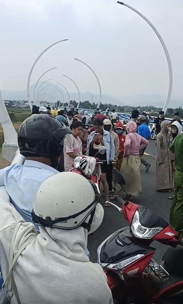 Thấy xe và dép con trên cầu, mẹ già khóc ngất- Ảnh 1.