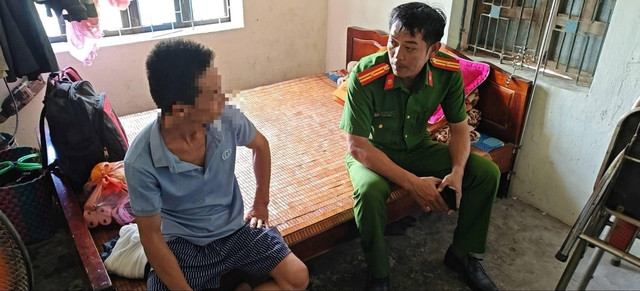 Thấy xe và dép con trên cầu, mẹ già khóc ngất- Ảnh 3.