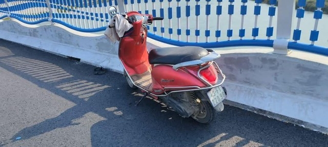 Thấy xe và dép con trên cầu, mẹ già khóc ngất- Ảnh 2.