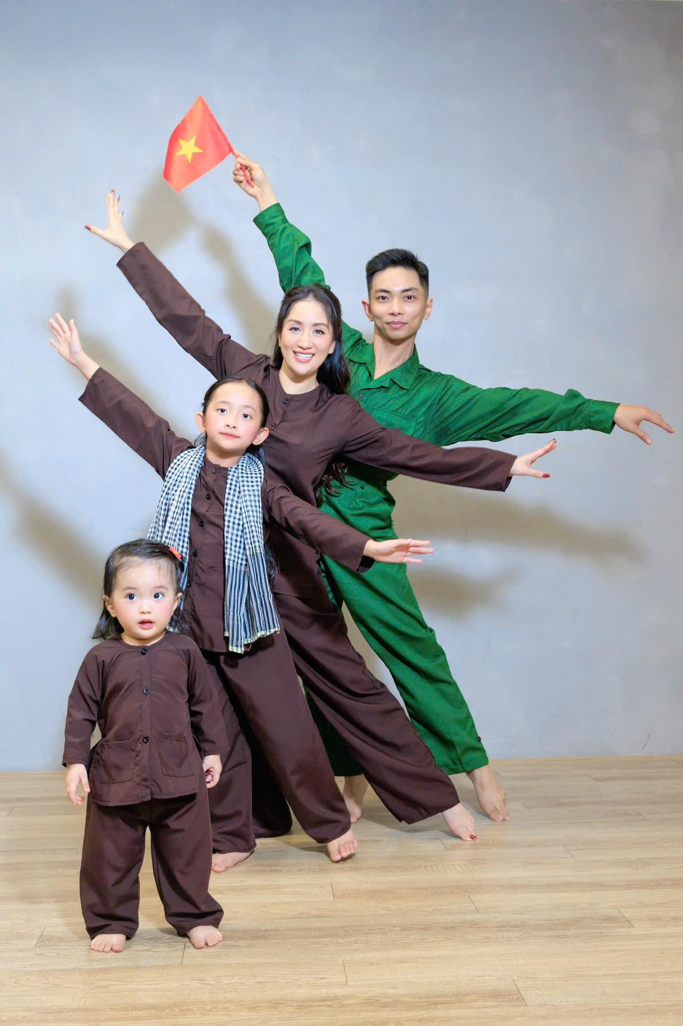 3 con nhà Khánh Thi - Phan Hiển đáng yêu trong bộ ảnh  kỷ niệm 50 năm Ngày Giải phóng Miền Nam - Ảnh 3.