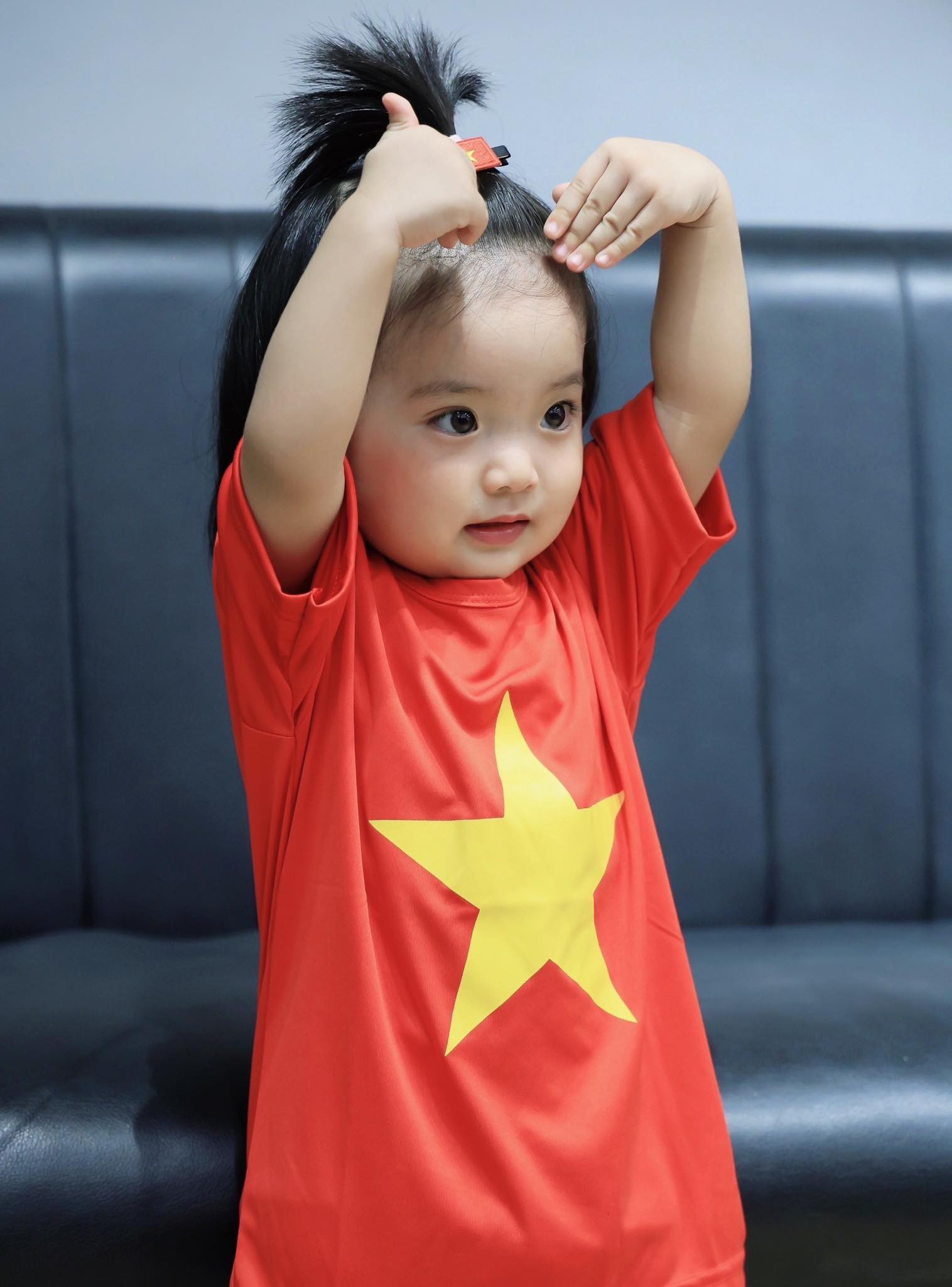 3 con nhà Khánh Thi - Phan Hiển đáng yêu trong bộ ảnh kỷ niệm 50 năm Ngày Giải phóng Miền Nam - Ảnh 9.