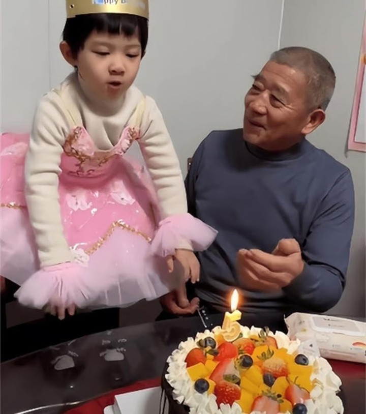 Hai vợ chồng già chia sẻ hành trình nuôi dạy con gái, thu hút 1,2 triệu người theo dõi. (Ảnh: Baidu)