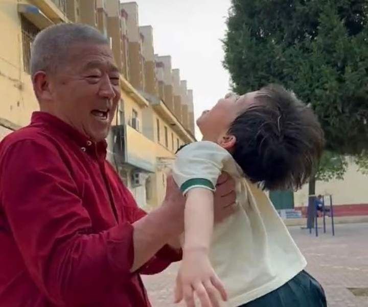 Ông Huang dạy con gái cách điều hướng cuộc sống và các mối quan hệ. (Ảnh: Baidu)