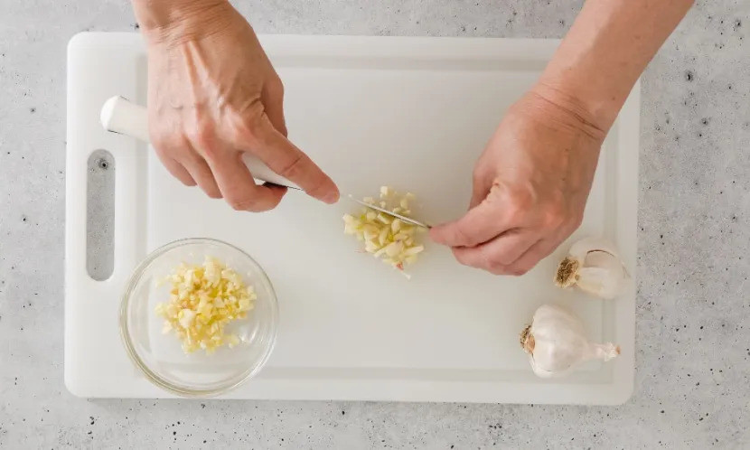 “Cơn bão vi nhựa” ẩn nấp trong 5 vật dụng nhà bếp, lúc nào cũng chờ cơ hội “quét sạch” sức khỏe cả gia đình- Ảnh 1.