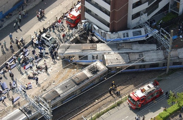 Con tàu trật bánh, lao vào toà chung cư: 107 người chết, 562 người bị thương chỉ vì một sai lầm và ám ảnh đáng buồn- Ảnh 1.