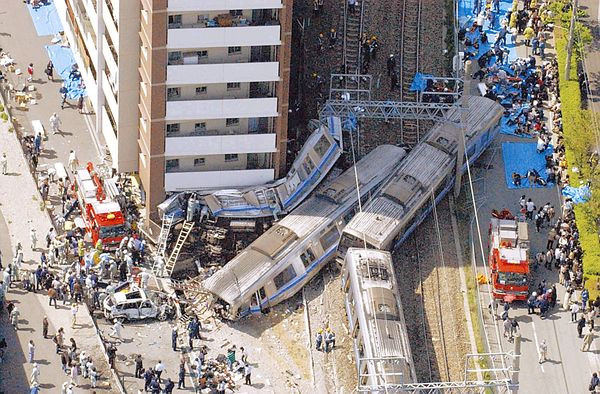 Con tàu trật bánh, lao vào toà chung cư: 107 người chết, 562 người bị thương chỉ vì một sai lầm và ám ảnh đáng buồn- Ảnh 2.