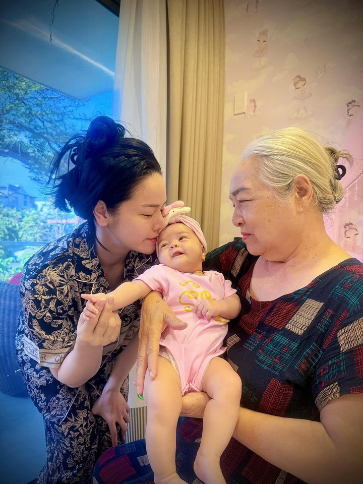 Nhật Kim Anh có mẹ hỗ trợ chăm sóc con gái.