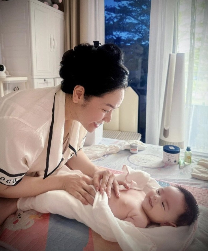 Nhật Kim Anh hạnh phúc khi được tự tay chăm con mỗi ngày.