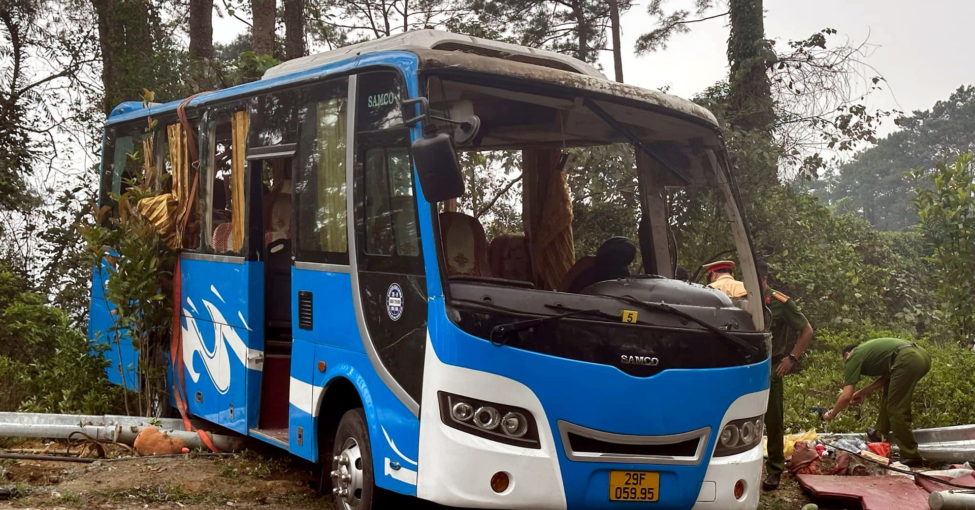 Hiện trường vụ lật xe khách khiến 3 người tử vong ở Tam Đảo