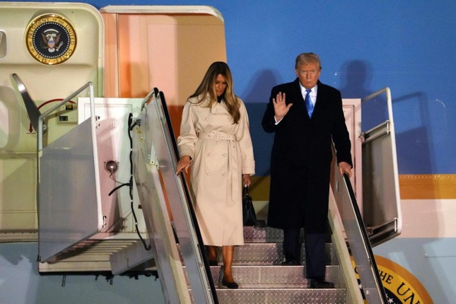 Khoảnh khắc lãng mạn hiếm hoi của ông Trump và bà Melania ảnh 1