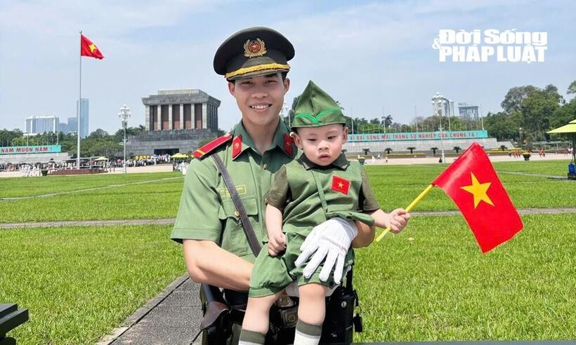 Bé Danh Minh – con trai chị Yến vừa thích thú vừa bỡ ngỡ khi lần đầu được chụp ảnh tại Quảng trường Ba Đình.