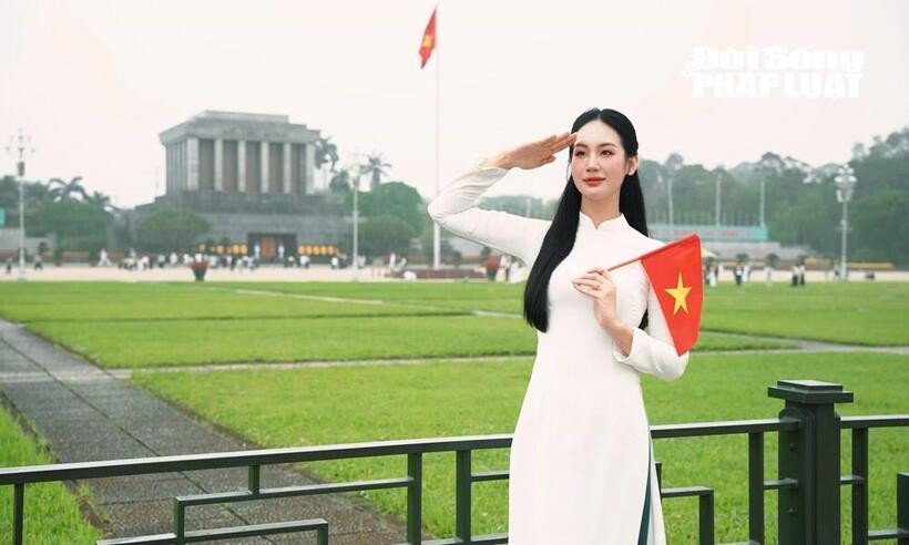 Thúy Hiền là một trong những bạn trẻ có mặt từ rất sớm tại Quảng trường Ba Đình để ghi lại những khoảnh khắc đáng nhớ trong dịp trọng đại.