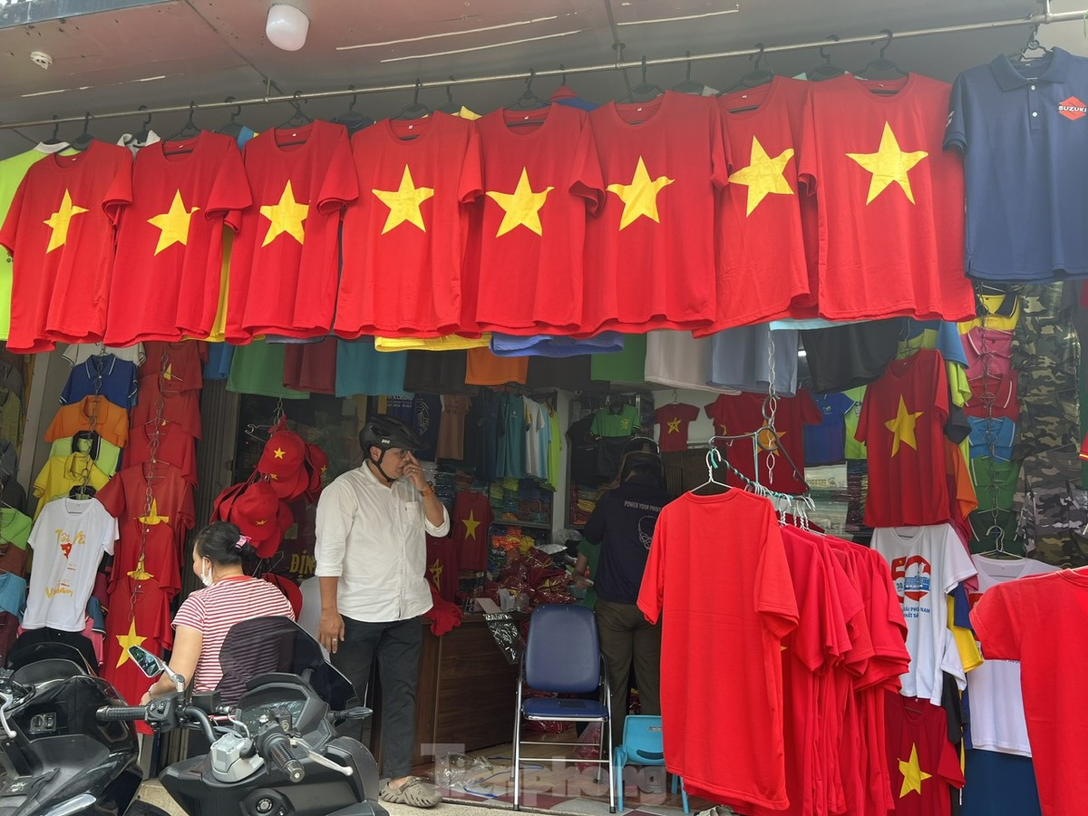 Người dân TPHCM nườm nượp đi mua áo, mũ, cờ đỏ sao vàng ảnh 6