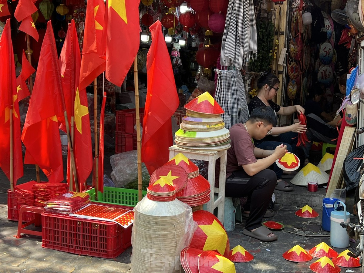 Người dân TPHCM nườm nượp đi mua áo, mũ, cờ đỏ sao vàng ảnh 8
