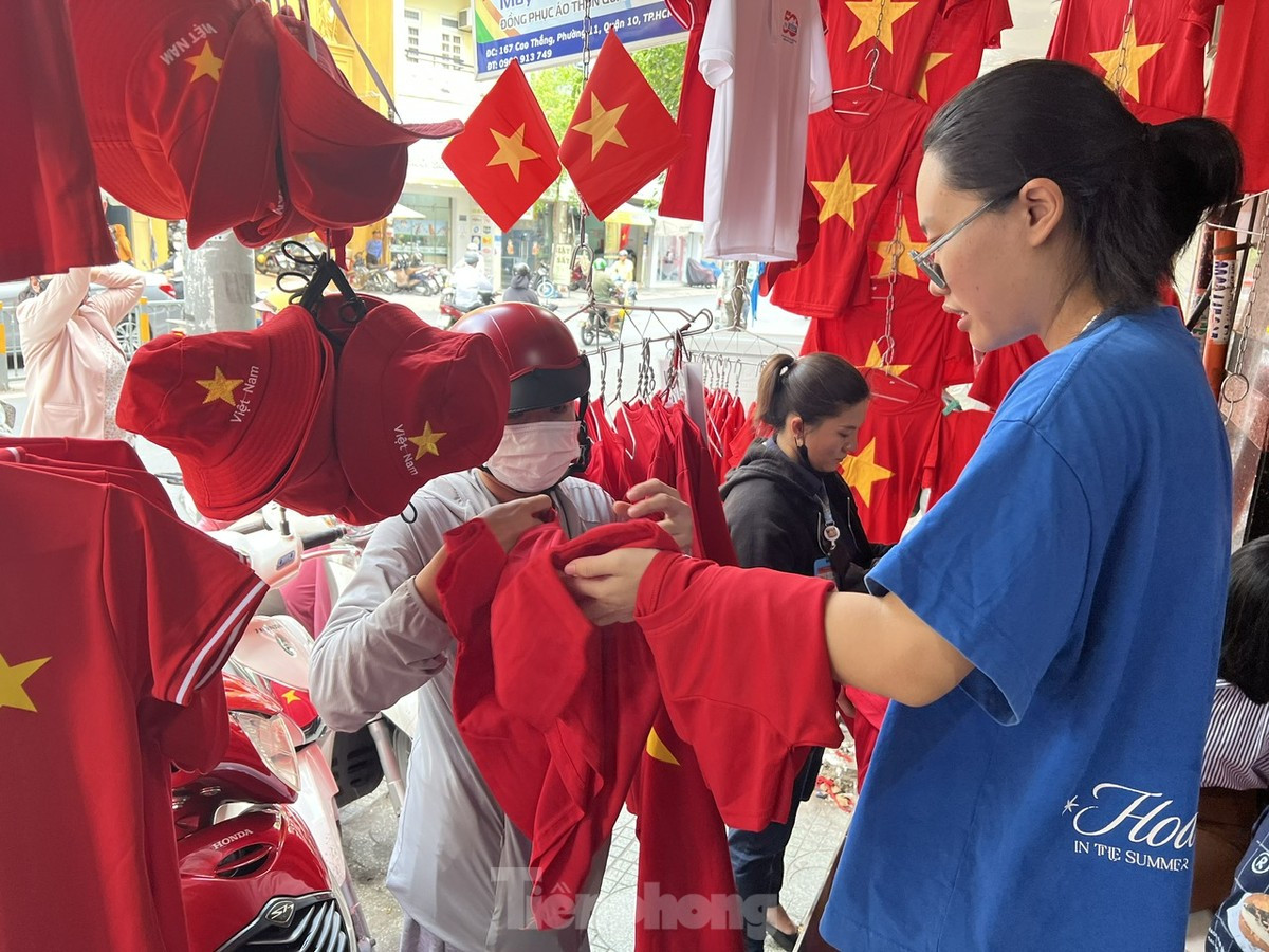 Người dân TPHCM nườm nượp đi mua áo, mũ, cờ đỏ sao vàng ảnh 3