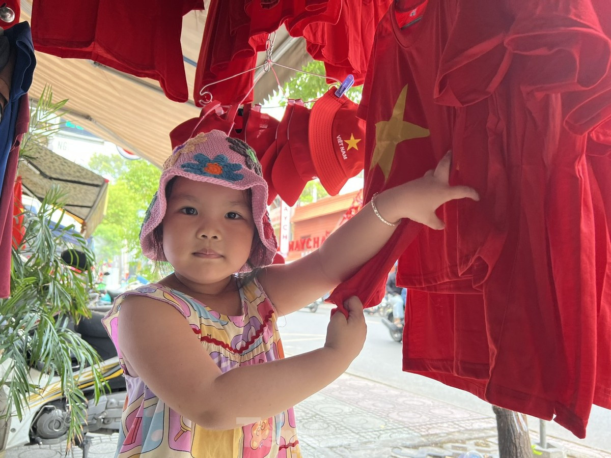 Người dân TPHCM nườm nượp đi mua áo, mũ, cờ đỏ sao vàng ảnh 4