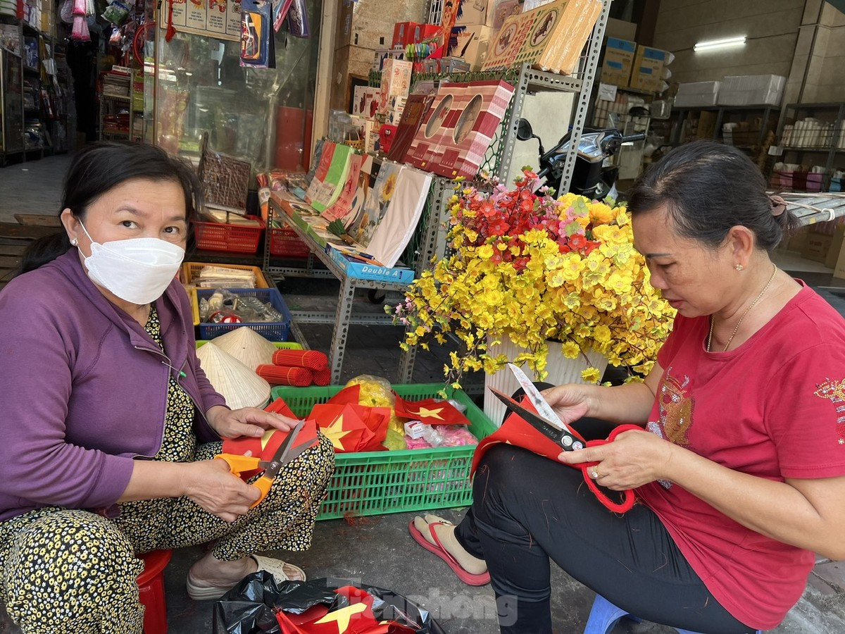 Người dân TPHCM nườm nượp đi mua áo, mũ, cờ đỏ sao vàng ảnh 7