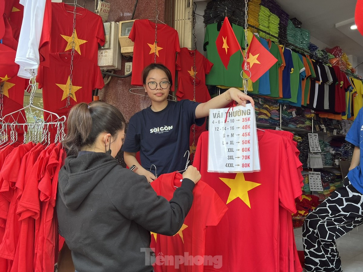 Người dân TPHCM nườm nượp đi mua áo, mũ, cờ đỏ sao vàng ảnh 2