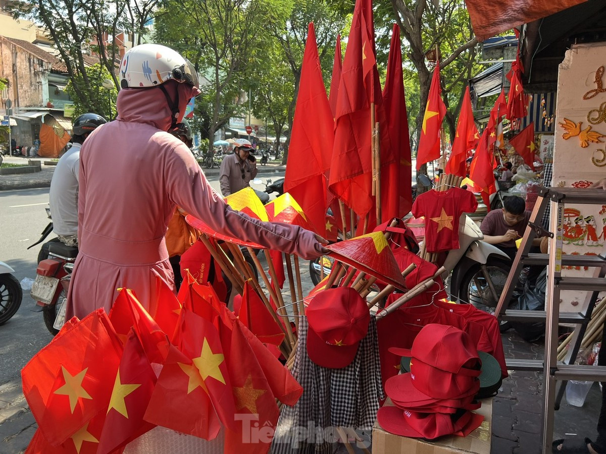 Người dân TPHCM nườm nượp đi mua áo, mũ, cờ đỏ sao vàng ảnh 10