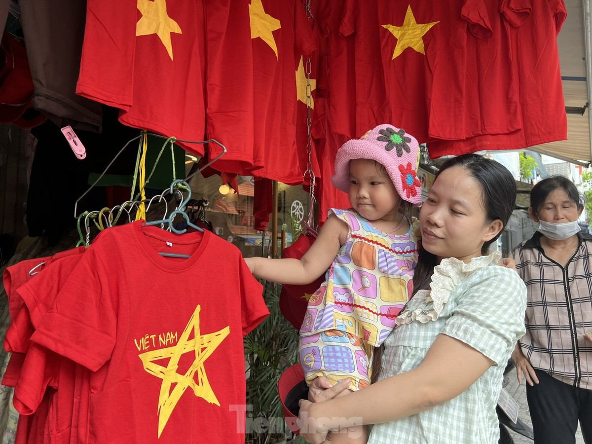 Người dân TPHCM nườm nượp đi mua áo, mũ, cờ đỏ sao vàng ảnh 5