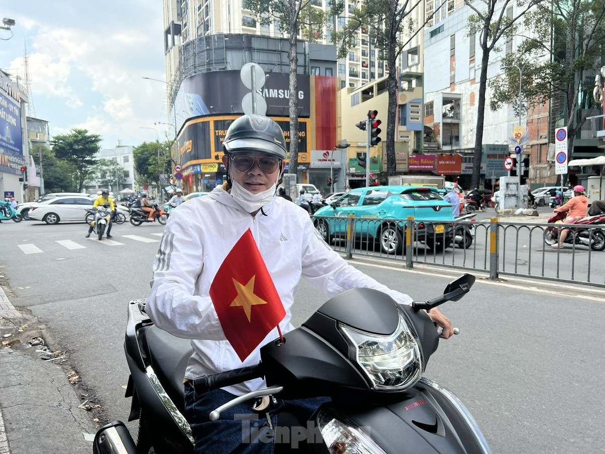 Người dân TPHCM nườm nượp đi mua áo, mũ, cờ đỏ sao vàng ảnh 11