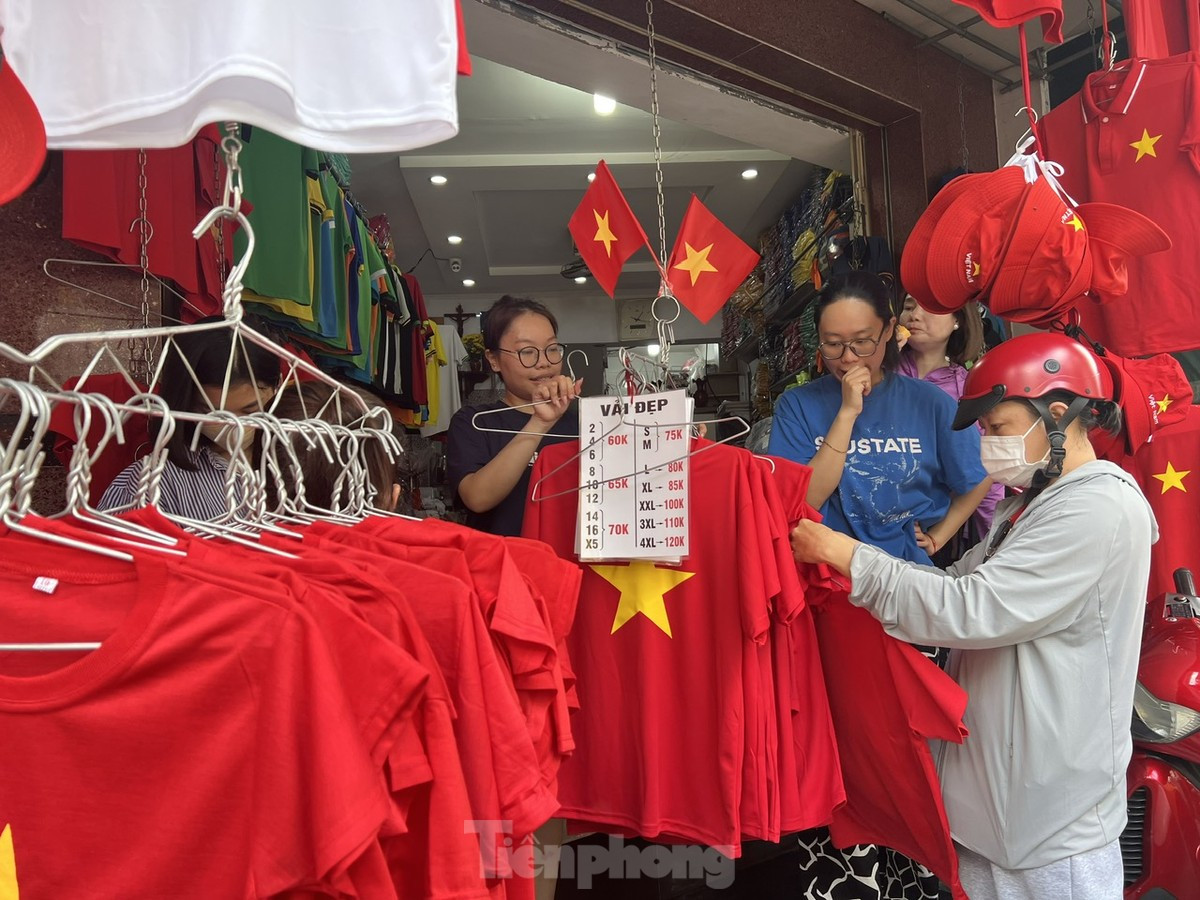 Người dân TPHCM nườm nượp đi mua áo, mũ, cờ đỏ sao vàng ảnh 1