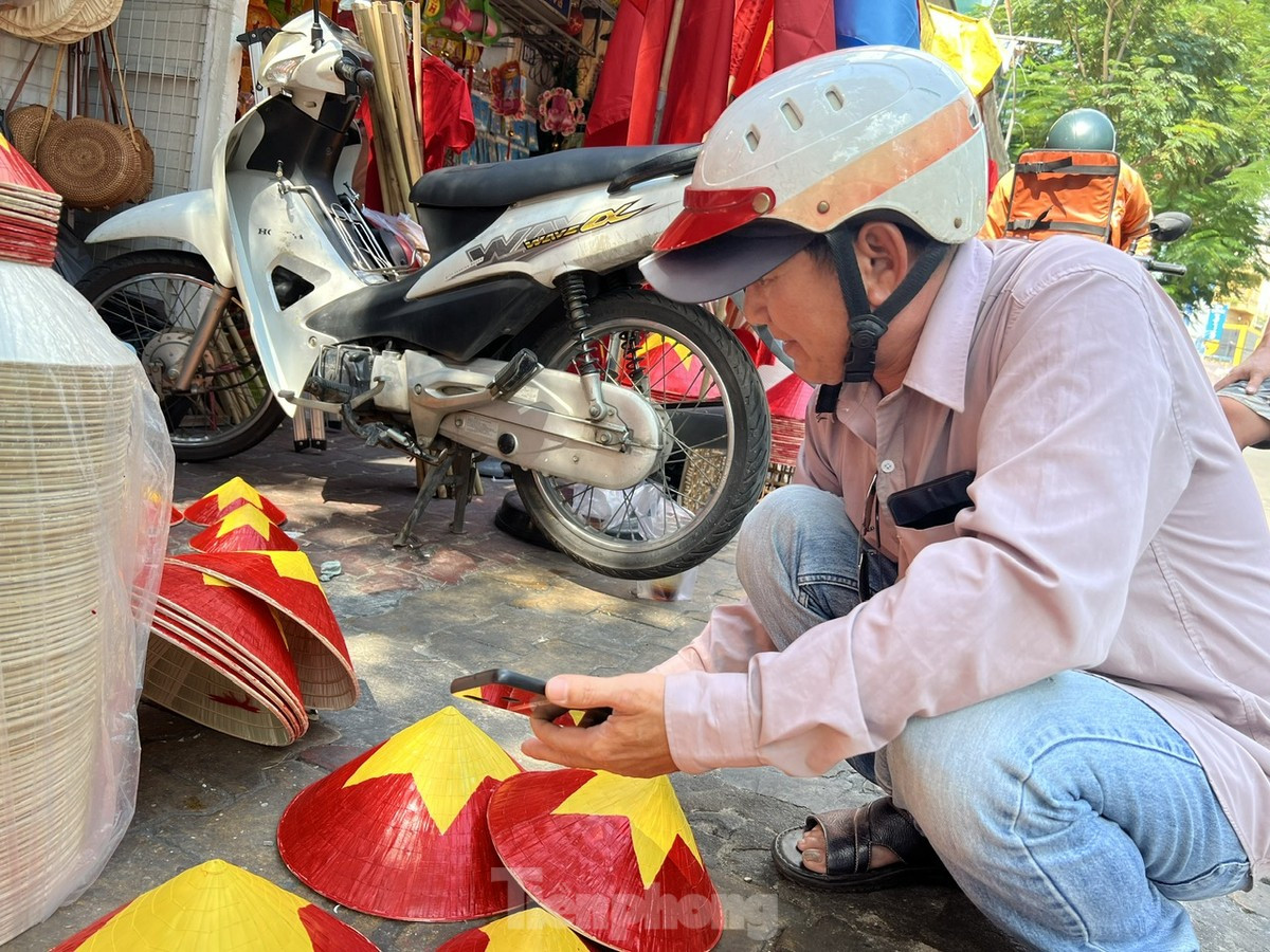 Người dân TPHCM nườm nượp đi mua áo, mũ, cờ đỏ sao vàng ảnh 9