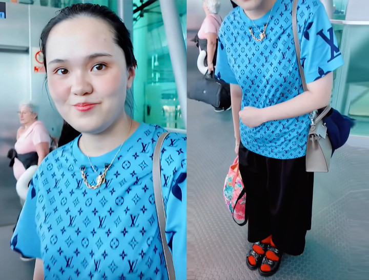 Trong một lần khác khi xuất hiện tại sân bay, Quỳnh Anh mặc áo phông Louis Vuitton, đeo túi Hermès, đi tất đỏ cùng đôi xăng-đan đen của Chanel. Cách phối đồ của cô bị đánh giá là