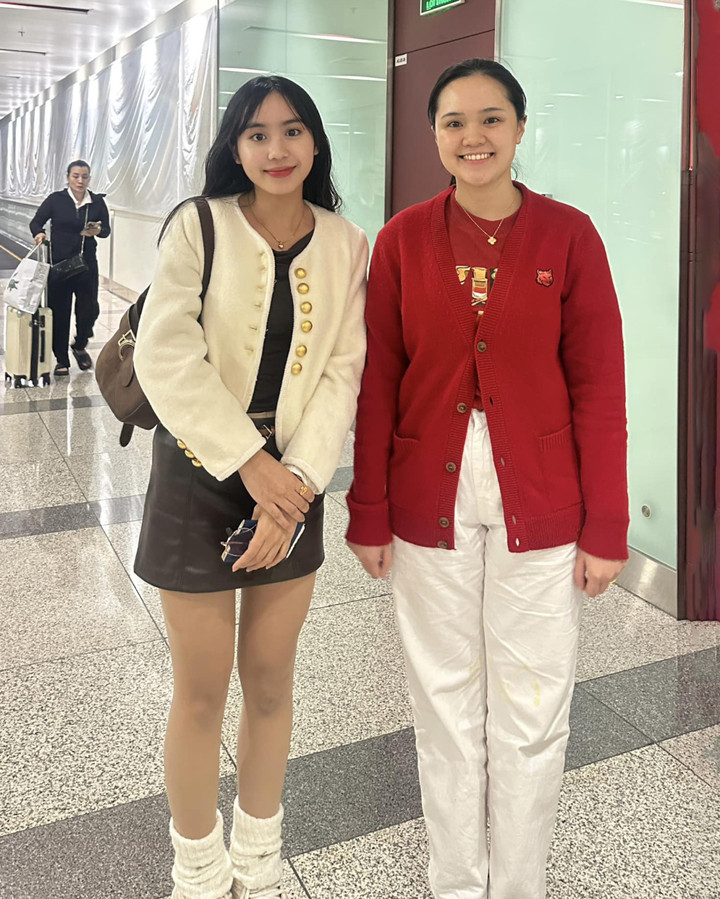 Quỳnh Anh, vợ cầu thủ Duy Mạnh là một trong những người nổi tiếng thường xuyên bị bình phẩm là diện đồ hiệu nhưng giống đồ chợ. Bộ đồ bị chê bai mới đây nhất được cô diện trên chuyến bay từ Thái Lan về Việt Nam sau chung kết ASEAN Cup 2024. Chiếc áo len màu đỏ cô mặc trong ảnh trên giá khoảng 10 triệu đồng, dây chuyền Van Cleef & Arpels có giá xấp xỉ 100 triệu đồng.