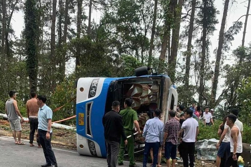 Nóng: Xe khách lật ở Tam Đảo