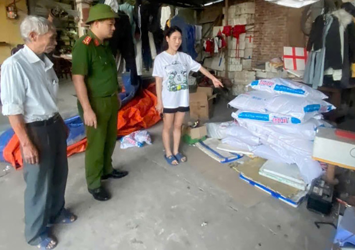 Một số tang vật liên quan được tập kết tại ngôi nhà bên cạnh.