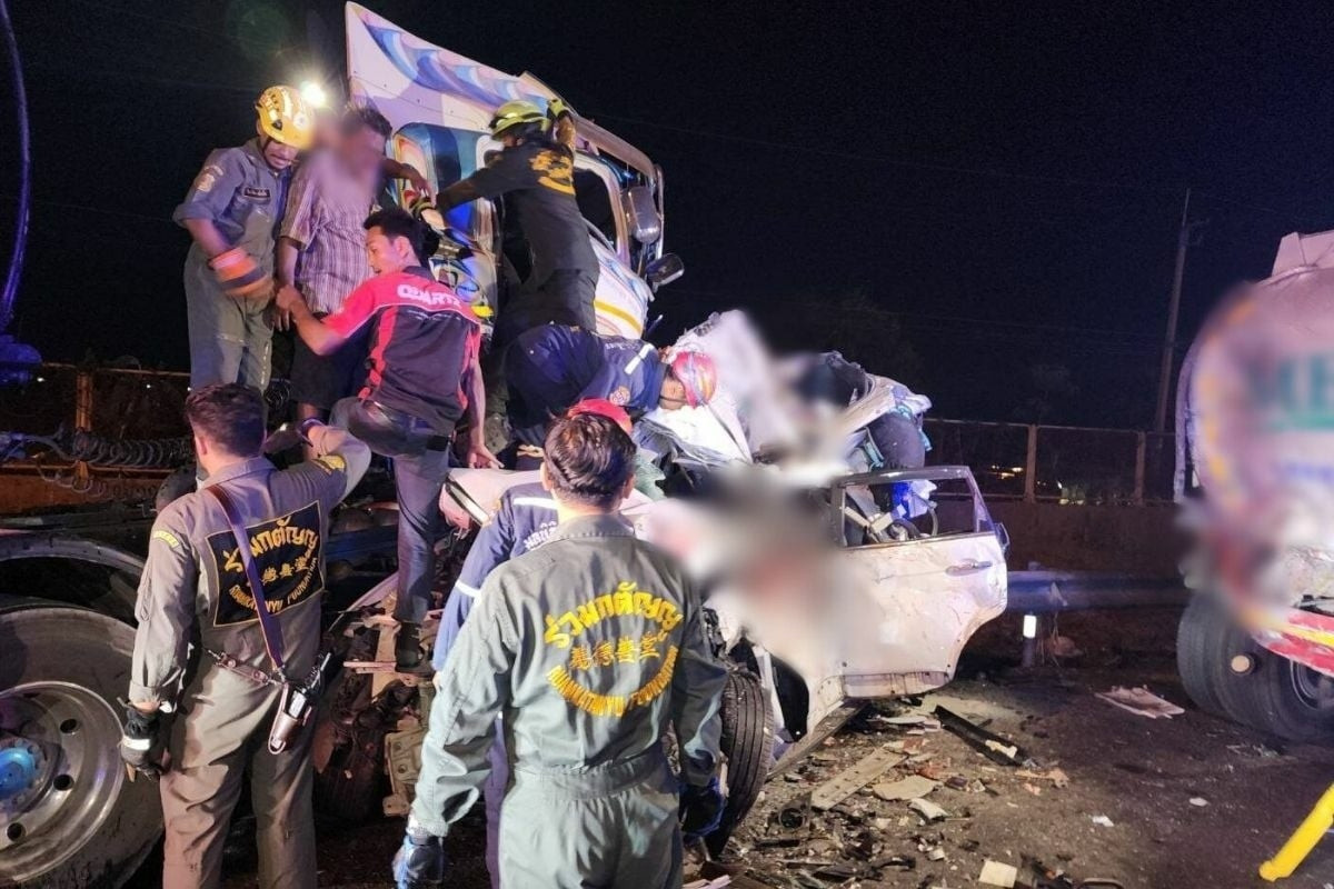 Ô tô bị đè bẹp giữa 2 xe tải trên cao tốc, 8 người tử vong- Ảnh 1.