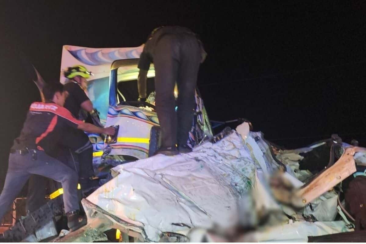 Ô tô bị đè bẹp giữa 2 xe tải trên cao tốc, 8 người tử vong- Ảnh 2.