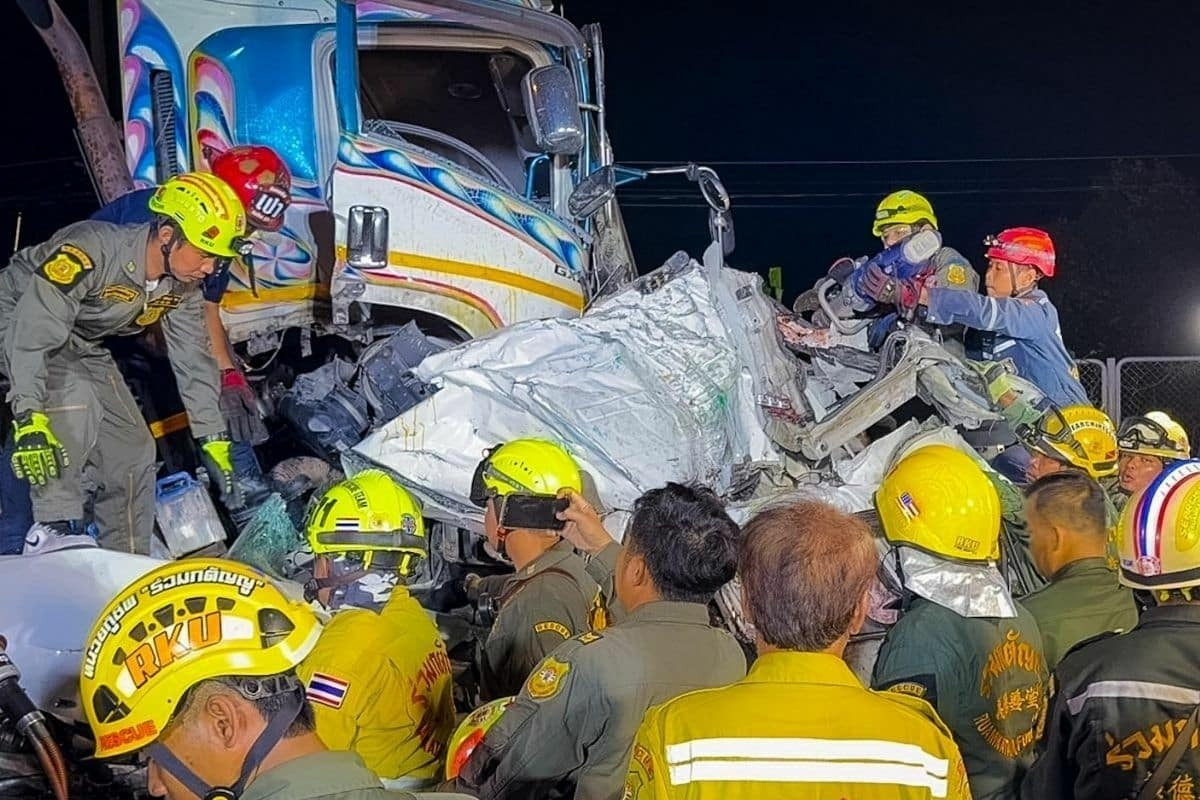 Ô tô bị đè bẹp giữa 2 xe tải trên cao tốc, 8 người tử vong- Ảnh 3.