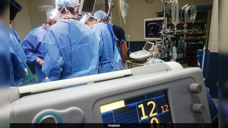 Tìm thấy mảnh vải trong bụng người phụ nữ sau 2 năm phẫu thuật- Ảnh 1.