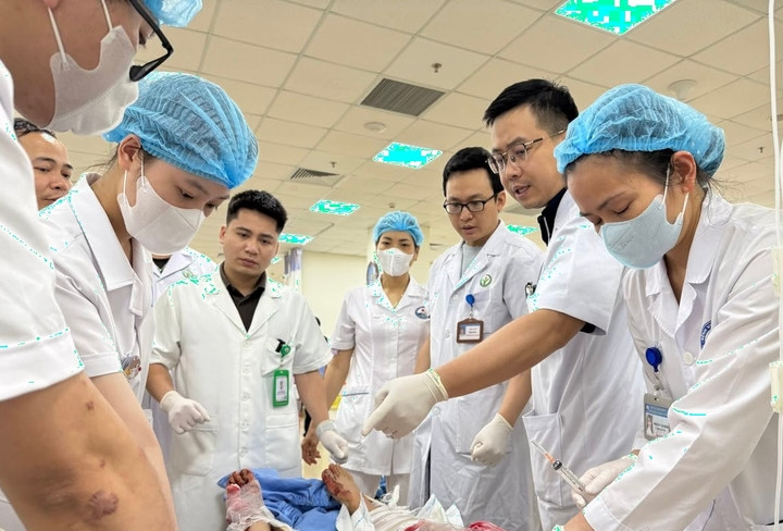 Các bác sĩ Bệnh viện Việt Đức trực tiếp tham gia thăm khám lâm sàng, đánh giá nhanh mức độ tổn thương.