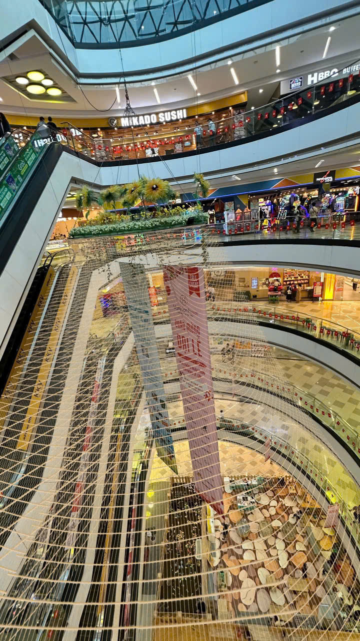 Trong vài ngày tới, lưới ở khu vực thông tầng cũng sẽ lắp đặt.