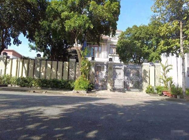 Biệt thự hoành tráng và nhà hàng mặt tiền bề thế của