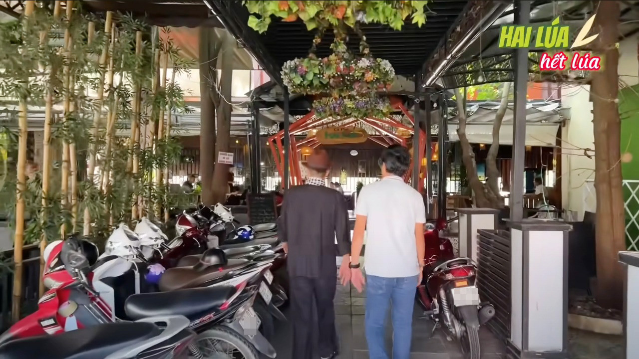 Biệt thự hoành tráng và nhà hàng mặt tiền bề thế của