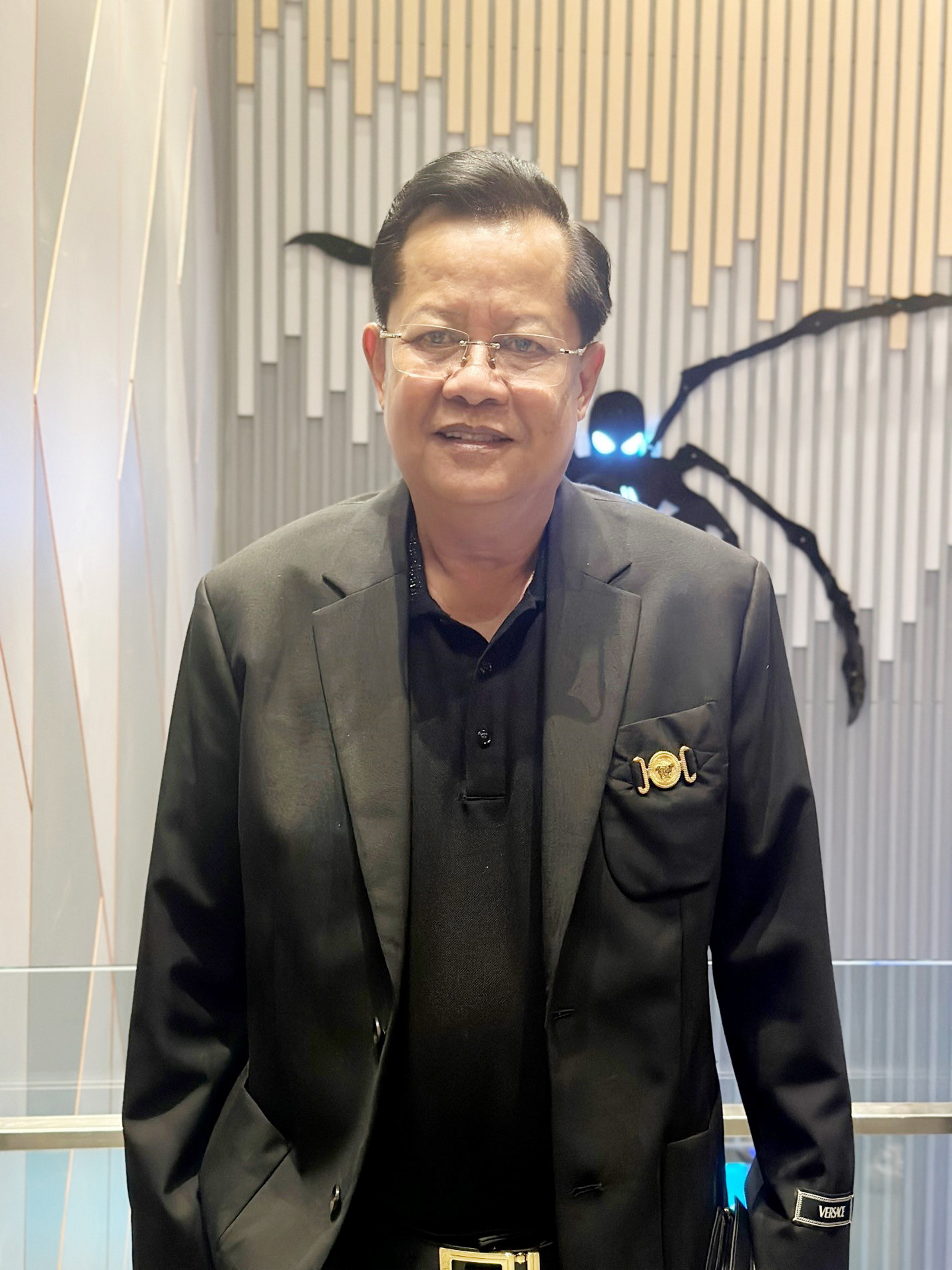 Biệt thự hoành tráng và nhà hàng mặt tiền bề thế của