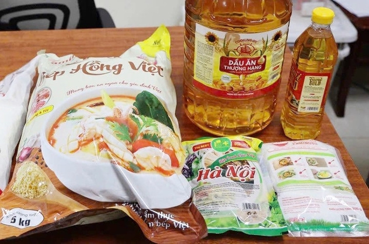 Dầu ăn, mì chính và hạt nêm giả của công ty Famimoto Việt Nam. (Ảnh: Công an tỉnh Phú Thọ)