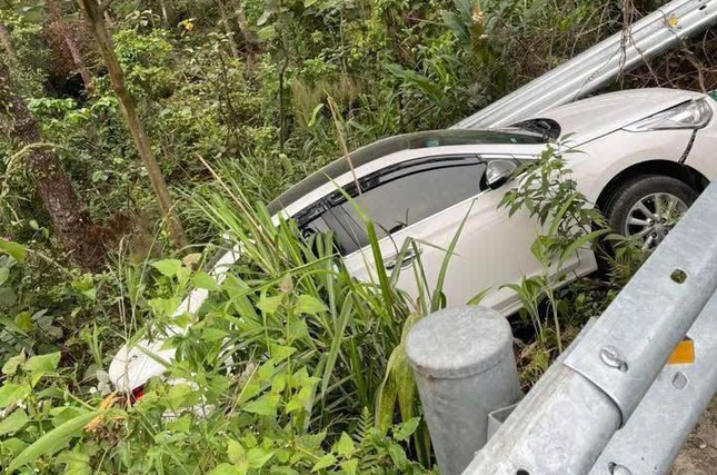 Liên tiếp tai nạn trên đèo Tam Đảo: Ô tô con lao qua hộ lan ảnh 1