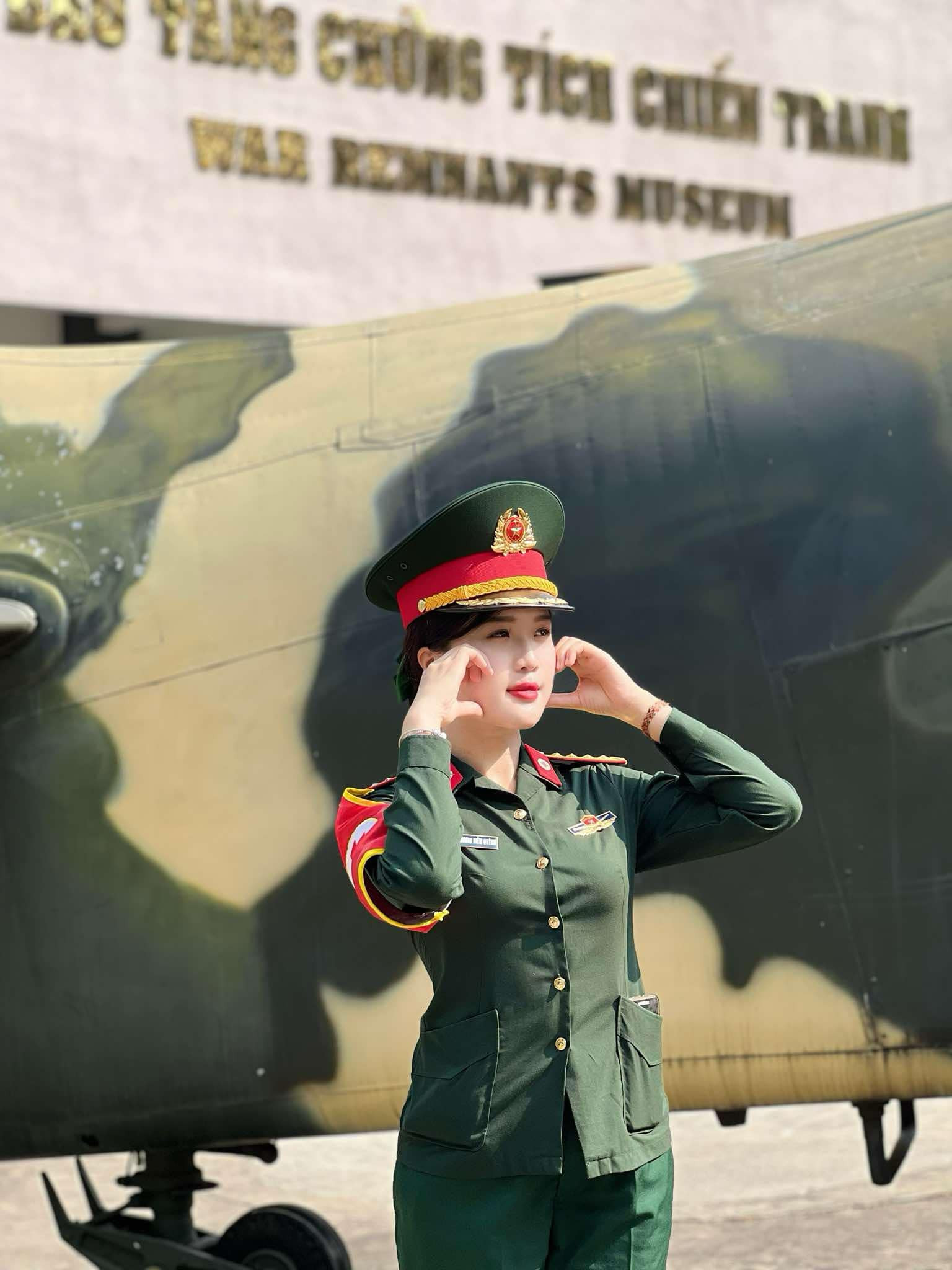 Nhan sắc gây thương nhớ của nữ quân nhân “khối Hoa hậu” diễu binh 30/4, ảnh đời thường càng bất ngờ - Ảnh 3.